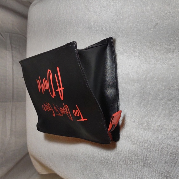 NWT Victoria's Secret Travel / Make-up Bag - Black & Red w/Wrist Strap - Picture 5 of 12